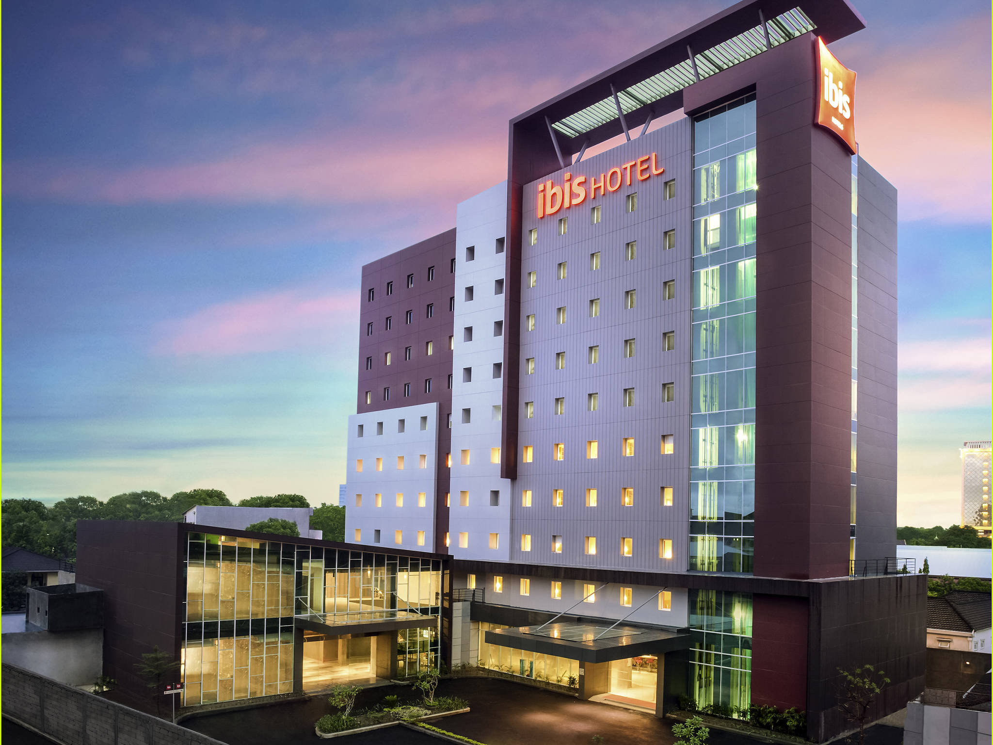 Ibis Makassar City Center Exterior
